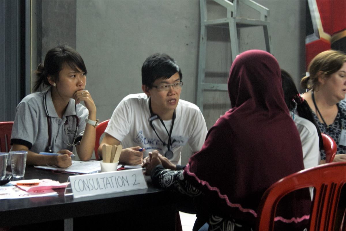 Angela (MS3) and Lianghe (MS1) listen attentively to a patient&#39;s issues