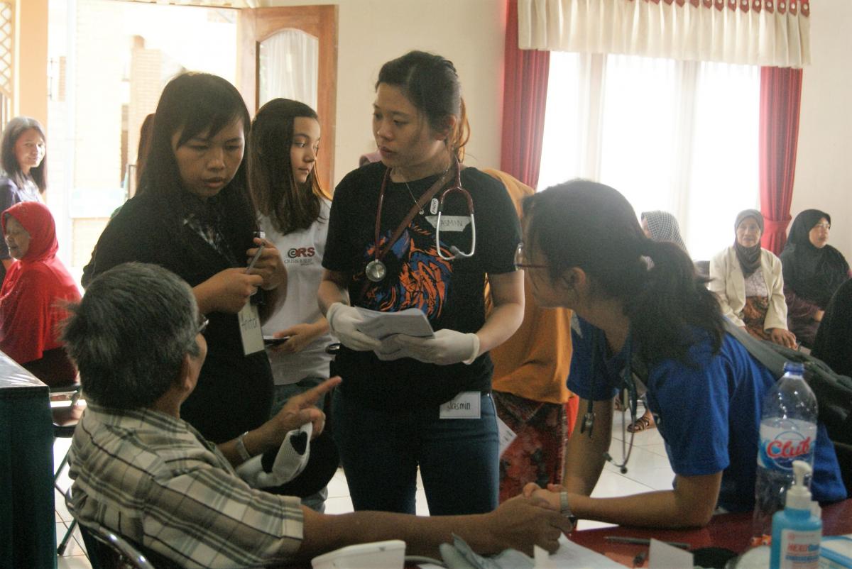 Jasmin Koh (MS1) and Francine Tan(MS3) triaging before patients are seen for consultation