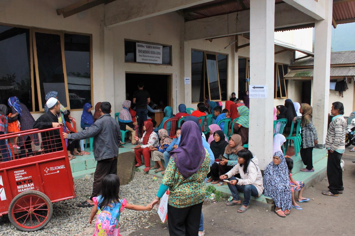 Townsfolk from Lembang waiting outside to be seen