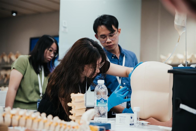 Part of medical students’ guided training is a masterclass organised by the TriMedSoc Alliance, where participants of Track I: Internal Medicine practice performing a lumbar puncture on task trainers Part of medical students’ guided training is a masterclass organised by the TriMedSoc Alliance, where participants of Track I: Internal Medicine practice performing a lumbar puncture on task trainers
