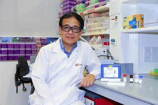 Prof Wang Linfa and cPass test kit