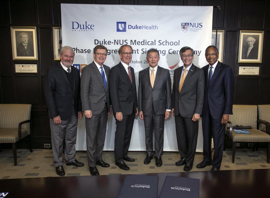 Duke, NUS and Duke-NUS leaders commemorate the signing of the fourth phase of the Duke-NUS partnership agreement