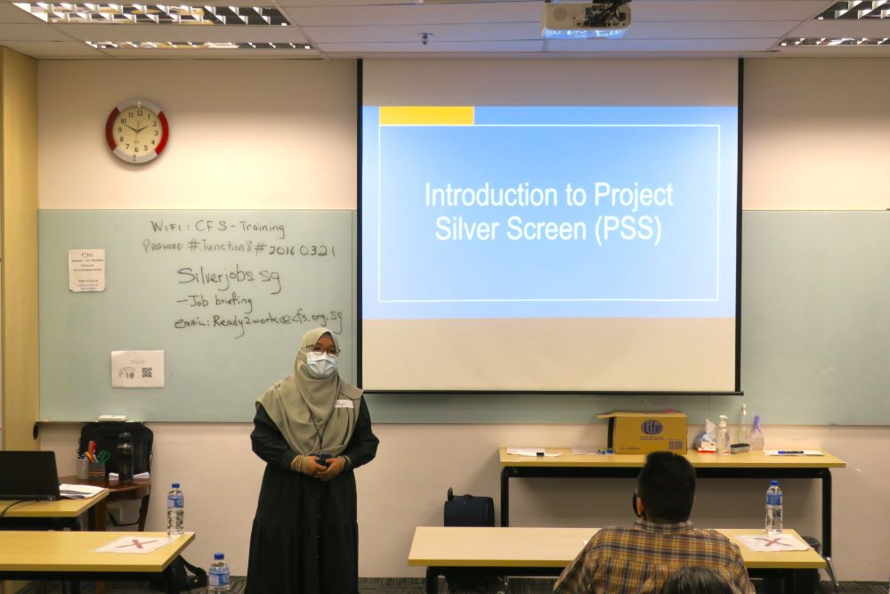 Lee training older persons as community interviewers