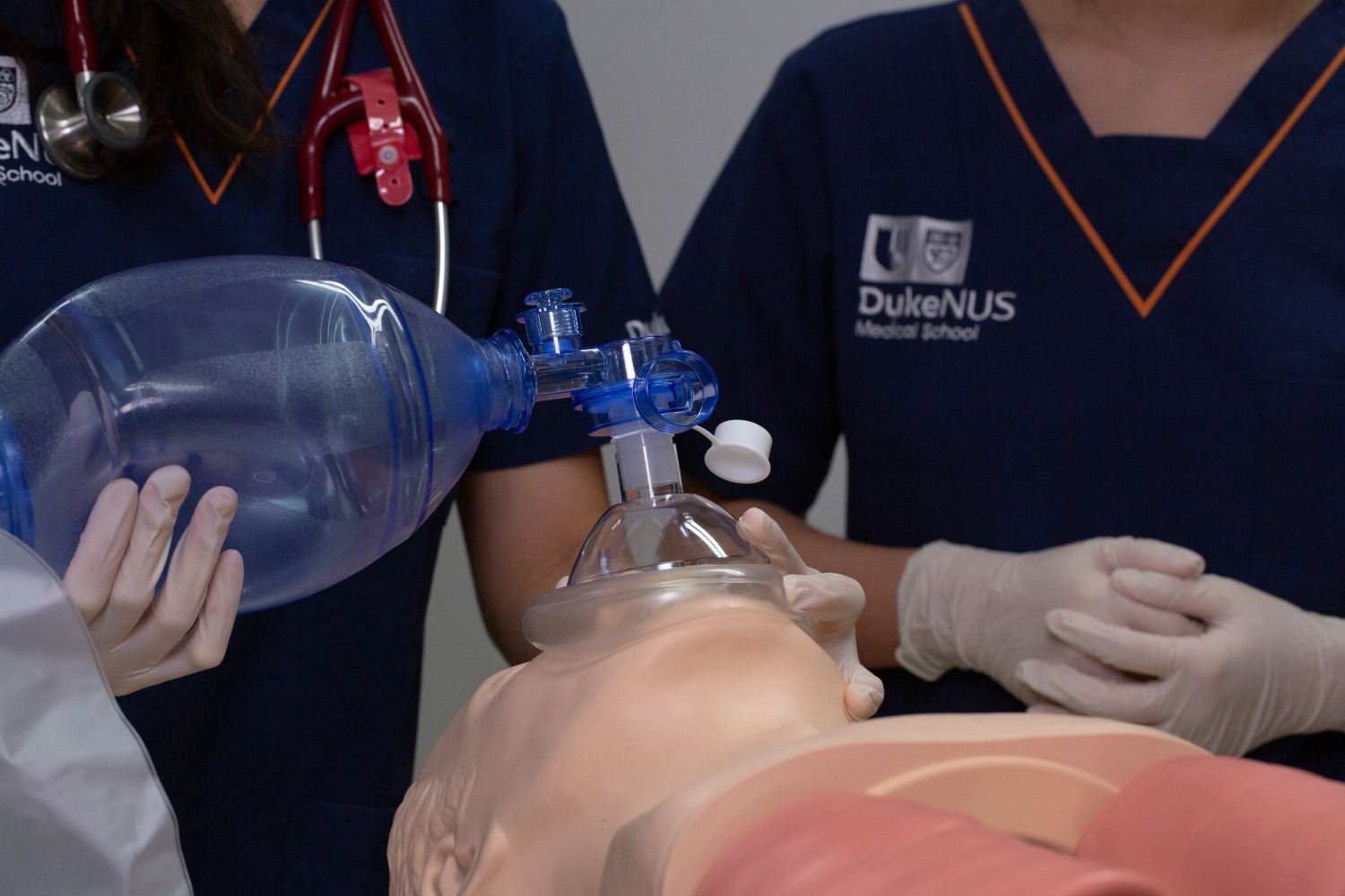 CPC-069 Students learn proper techniques to assist a patient’s breathing. // Credit: Duke-NUS Medical School