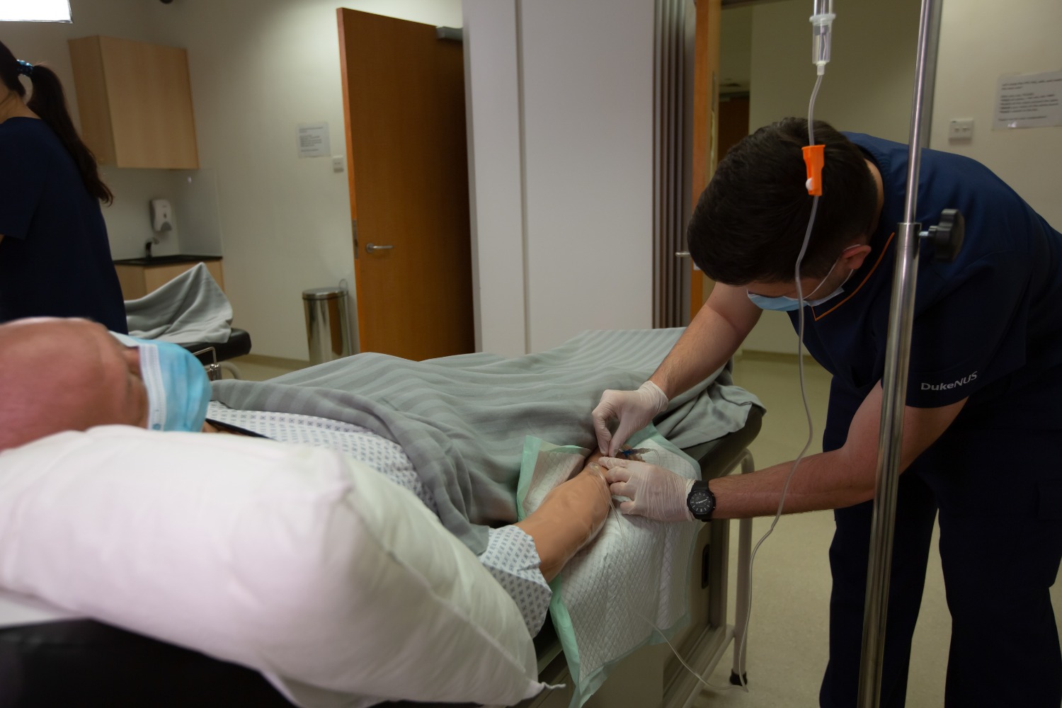CPC-344 Am I human, or am I manikin?: One of the more advanced skills students learn is intravenous (IV) cannulation, a procedure where a thin, flexible tube is inserted into a vein for access. // Credit: Duke-NUS Medical School