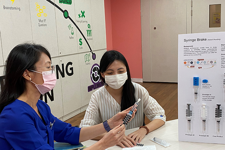 Examining a prototype of Syringe Brake