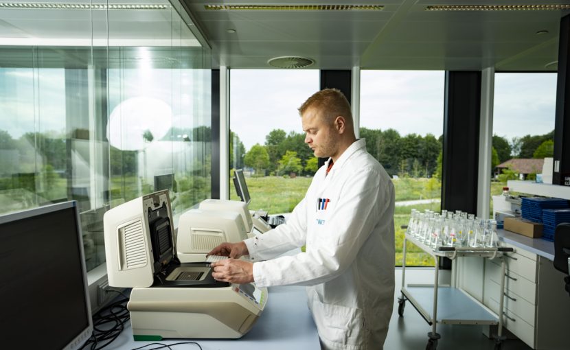 Research assistant Goffe Elsinga at work in the lab