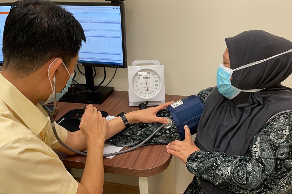 Measuring the blood pressure of a patient at the clinic (Credit: SingHealth Polyclinics)