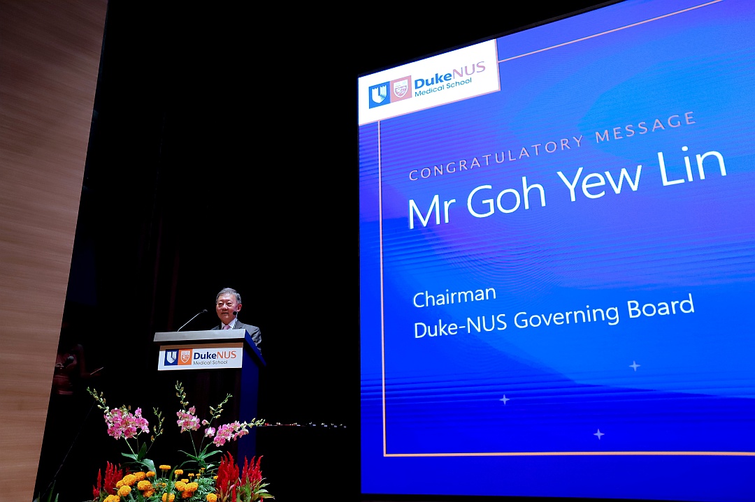 Duke-NUS Governing Board Chairman Mr Goh Yew Lin congratulates the group before they are officially inducted into Hall of Master Academic Clinicians 