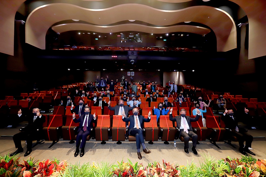 The audience in the auditorium gives their thumbs up in celebration of the Hall of Master Academic Clinicians 2022 inductees and the newly promoted and appointed clinical faculty