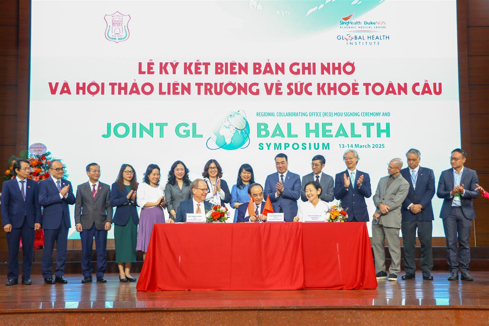 (Front row, from left) Prof Thomas Coffman (Dean, Duke-NUS Medical School), Prof Nguyễn Hữu Tu (Rector, Hanoi Medical University) and Prof Ivy Ng (Senior Advisor, Si