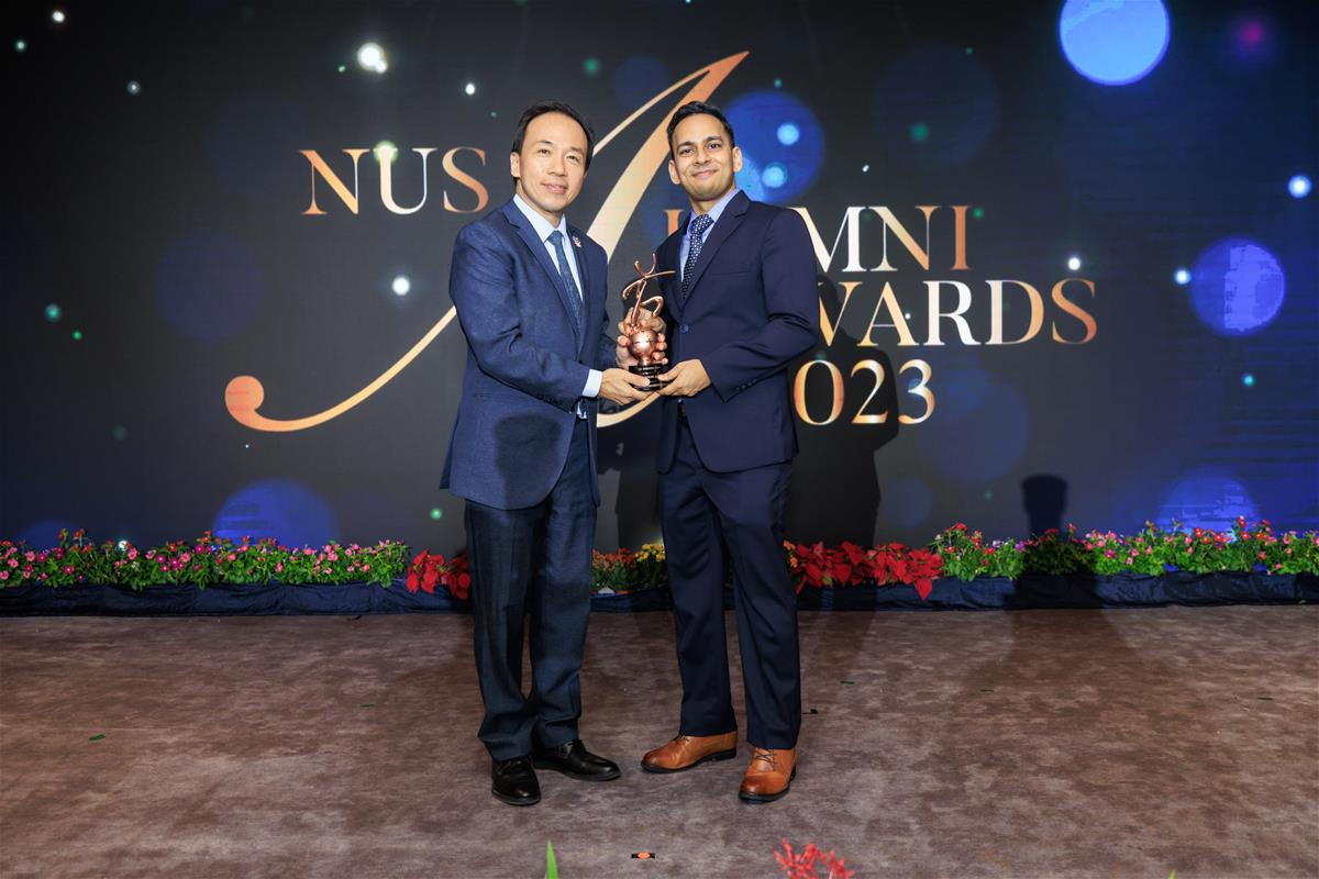 Dr Shravan Verma (Class of 2014) accepts his award from NUS Provost Professor Aaron Thean // Credit: NUS