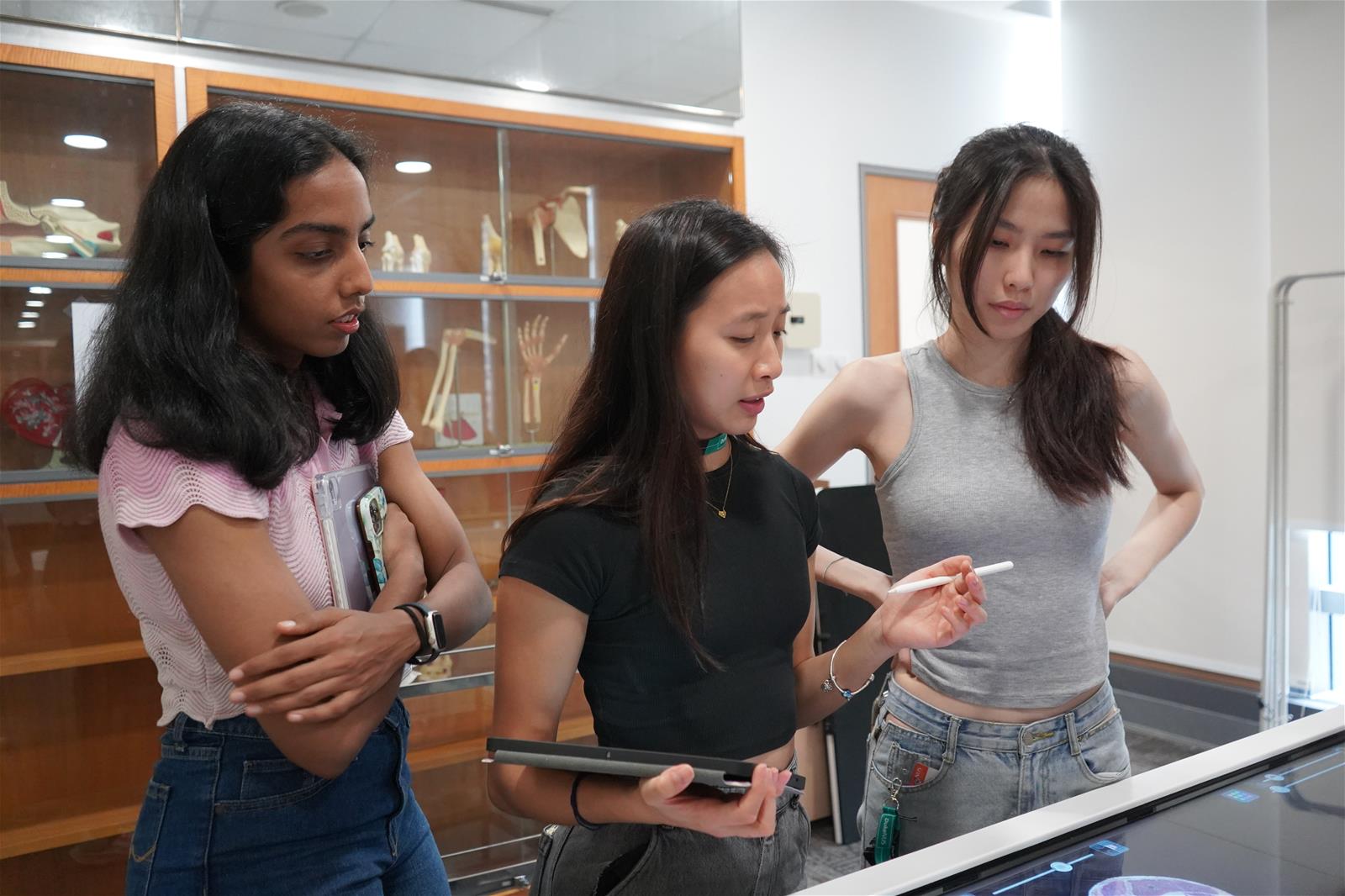 First-year MD student Angie Foo (first from the right) having a discussion with her classmates