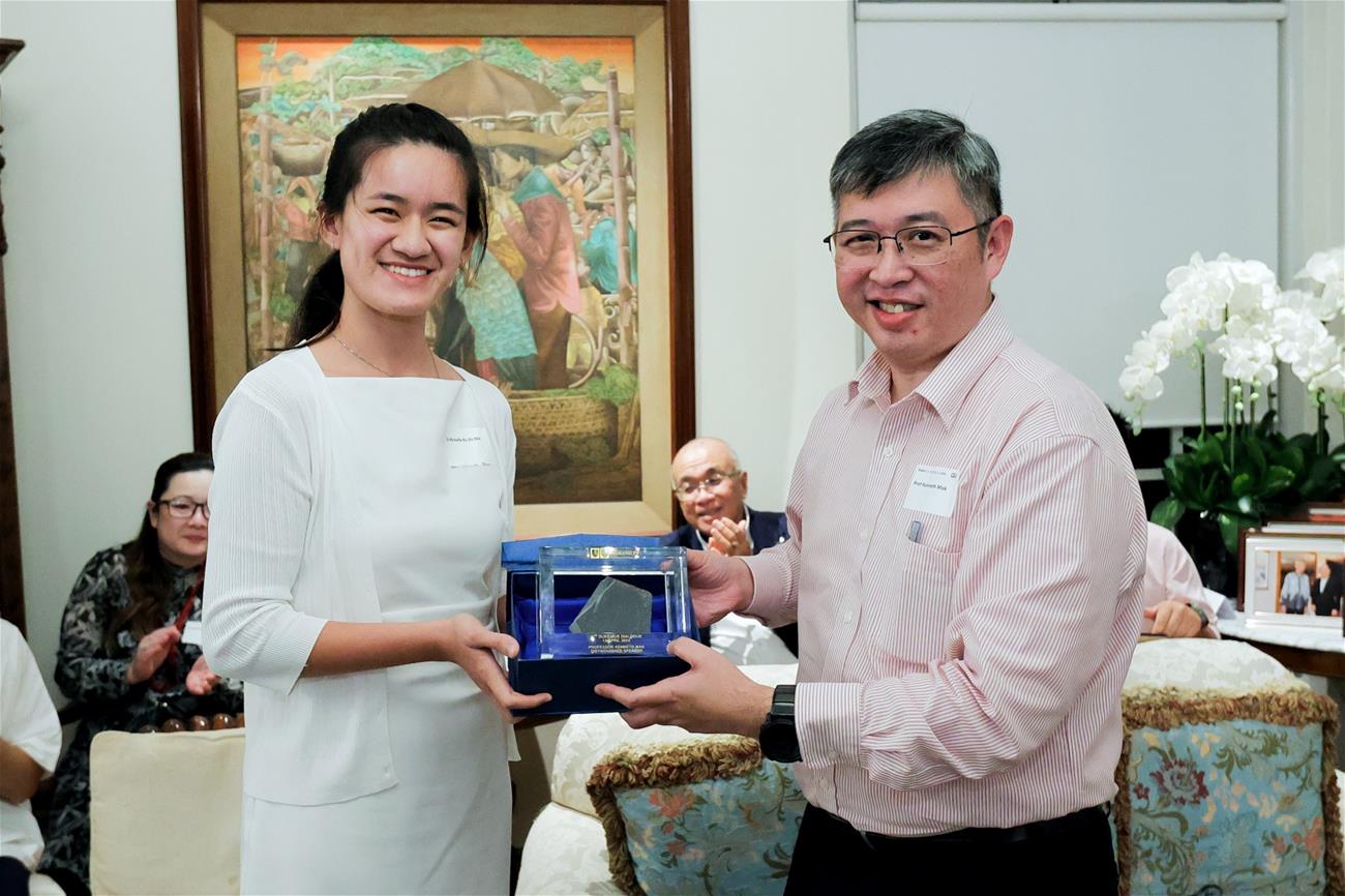 Dr Ko presents a piece of Duke Stone to Professor Kenneth Mak as a token of appreciation // Credit: Wilson Pang, Pixel.i Photography