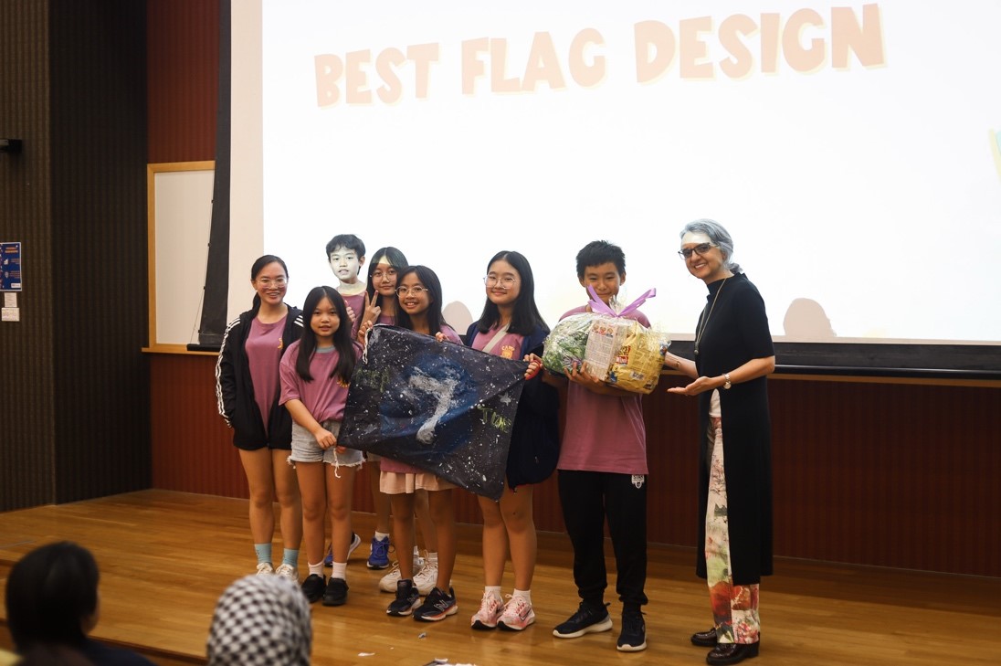 A/Prof Shiva (right) presenting the award to Neptune 7 for “Best Flag Design”