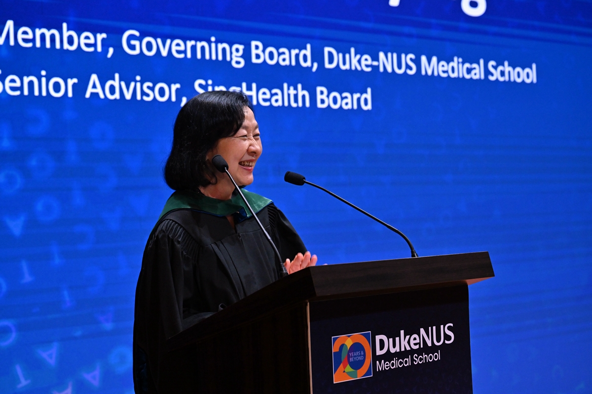 Professor Ivy Ng, Duke-NUS Governing Board member, leads the Class of 2024 in reciting the Hippocratic Oath // Credit: Se7en Friday for Duke-NUS