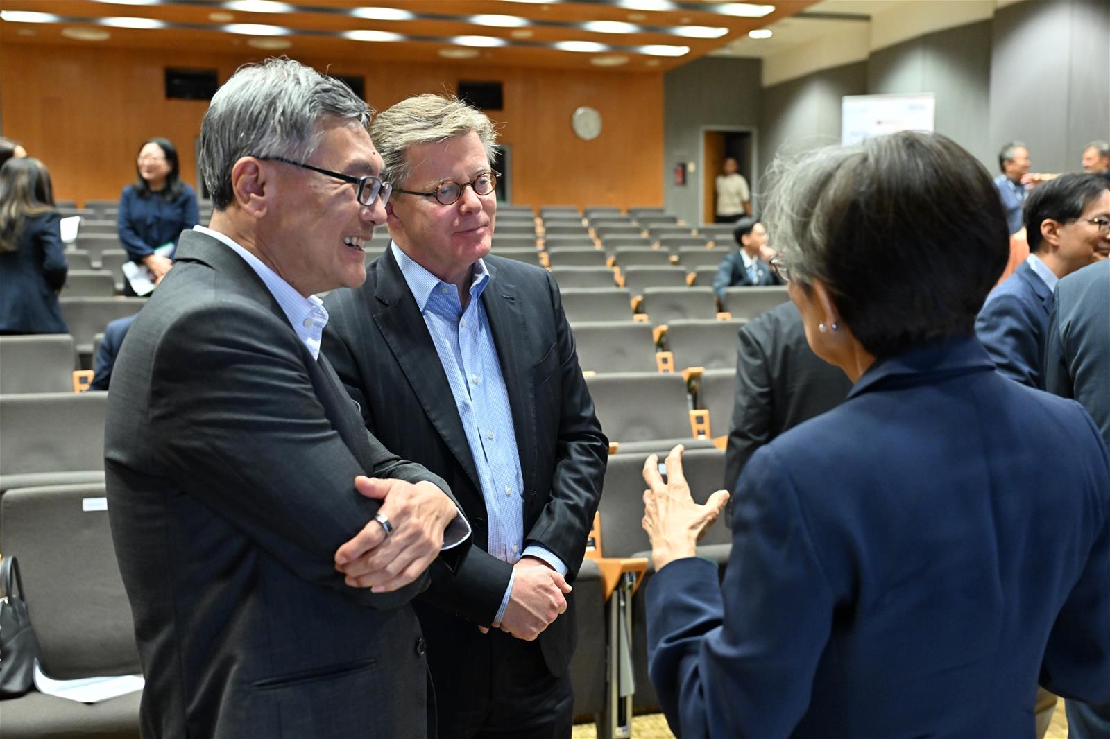 The two university presidents in conversation with special guest Prof Chan Heng Chee after the fireside chat.