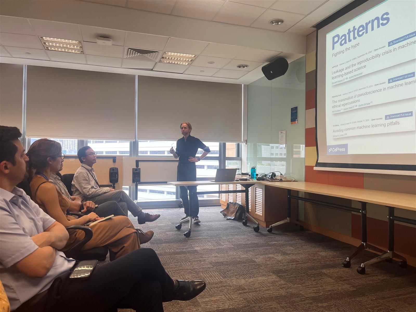 Dr Andrew Hufton addresses faculty members, students and researchers involved in data-intensive biomedical and health sciences research // Credit: Song Xiaoyu