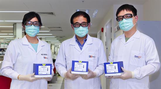 Resarch assistant Ong Xin Mei, Professor Wang Linfa, and research assistant Lim Beng Lee with the cPass test kits Resarch assistant Ong Xin Mei, Professor Wang Linfa, and research assistant Lim Beng Lee with the cPass test kits