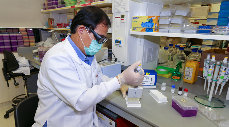 Prof Wang Linfa and cPass test kit