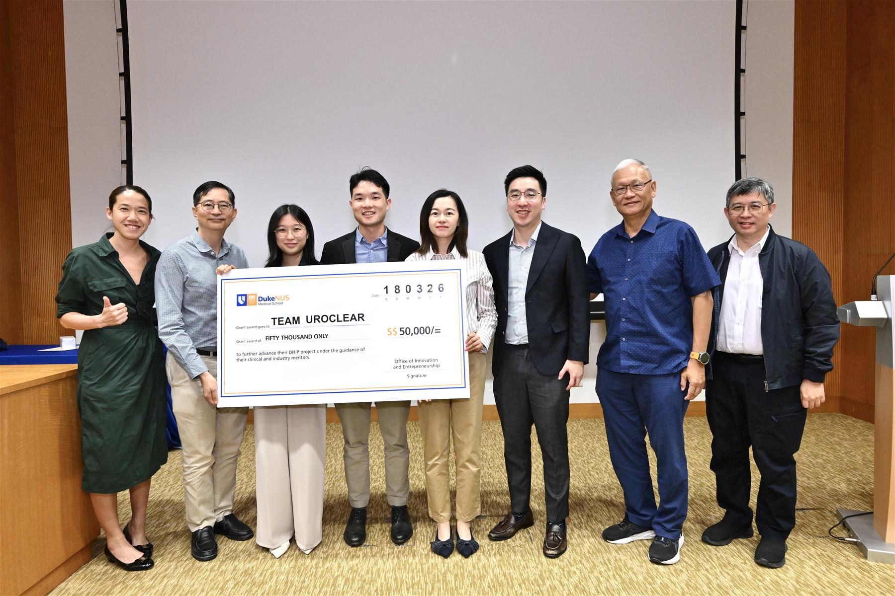 (L – R) Assistant Professor Rena Dharmawan, Assistant Dean, Office of Innovation and Entrepreneurship, Duke-NUS; Professor Patrick Tan, Dean, Duke-NUS; Team UroClear