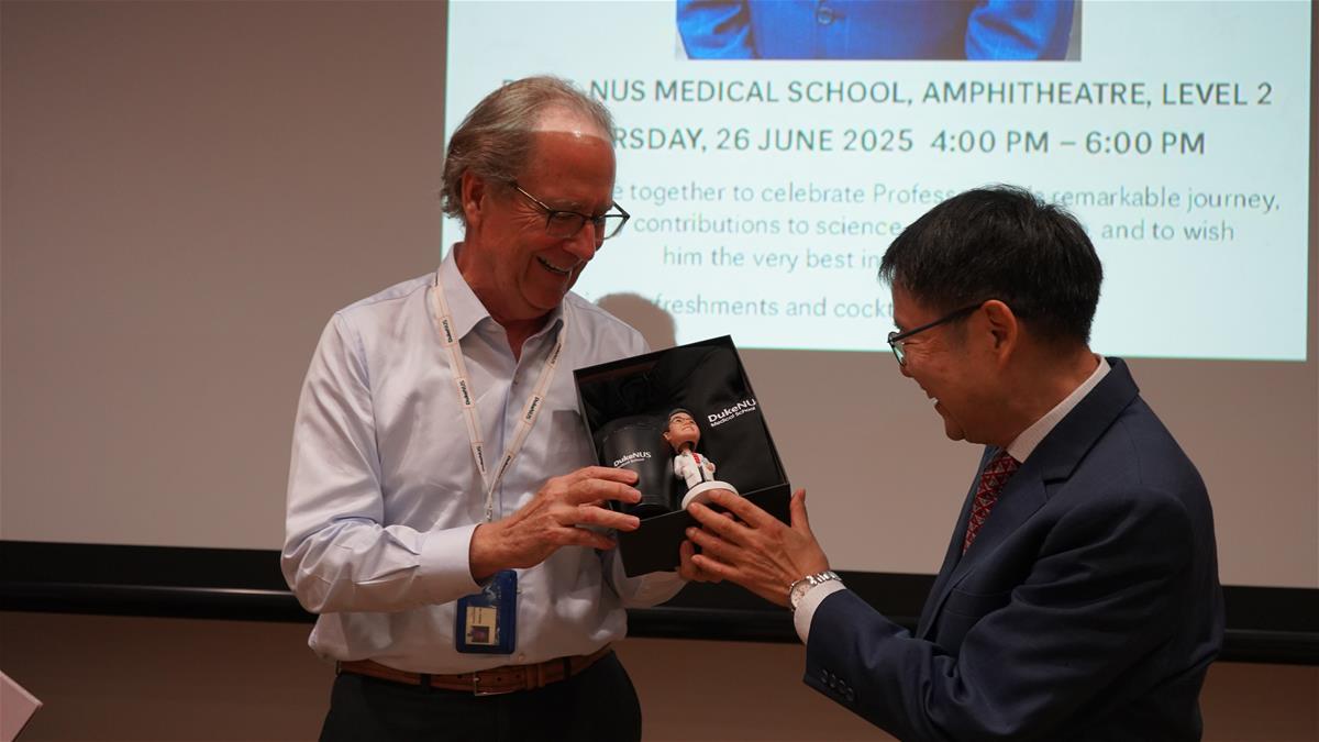 Dean Coffman (left) thanks Prof Paul Yen (right) for his invaluable contributions to the School // Credit: Duke-NUS Dean Coffman (left) thanks Prof Paul Yen (right) for his invaluable contributions to the School // Credit: Duke-NUS