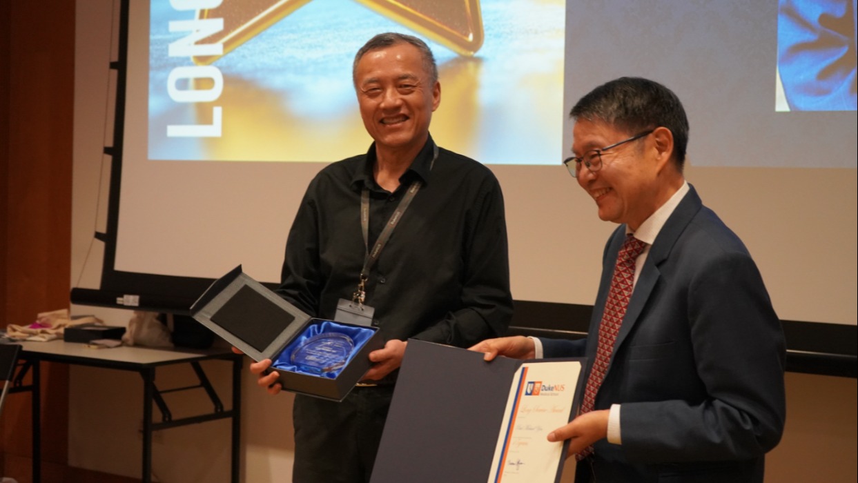 Prof Wang Yibin (left) presents Prof Yen with a certificate and token of appreciation // Credit: Duke-NUS Prof Wang Yibin (left) presents Prof Yen with a certificate and token of appreciation // Credit: Duke-NUS