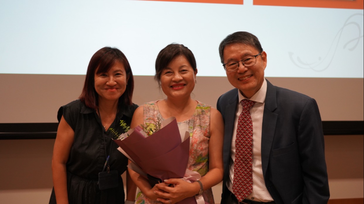 Prof Yen shares a photo with his wife (centre) and senior executive from the Programme, Ms Joei Chua Sze Yin (left) // Credit: Duke-NUS Prof Yen shares a photo with his wife (centre) and senior executive from the Programme, Ms Joei Chua Sze Yin (left) // Credit: Duke-NUS