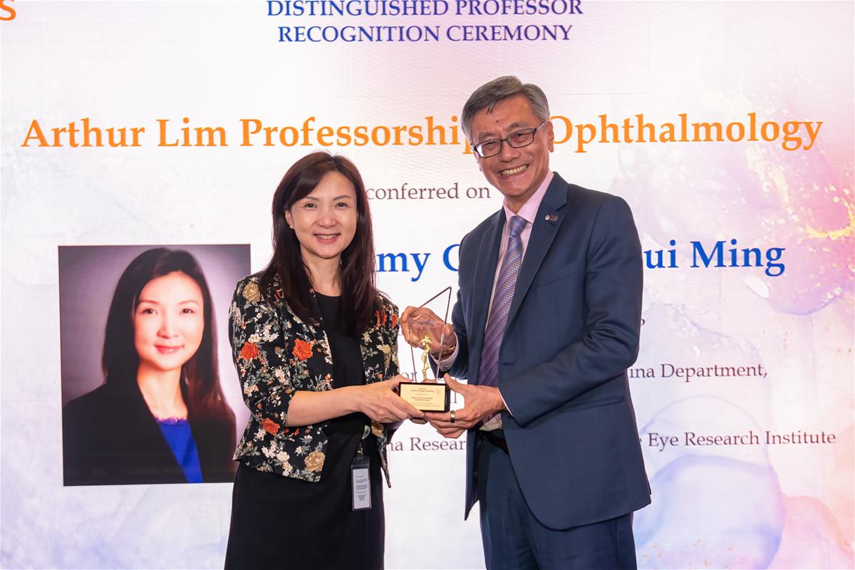 Arthur Lim Professor in Ophthalmology Gemmy Cheung receives her special token from NUS President Prof Tan Eng Chye