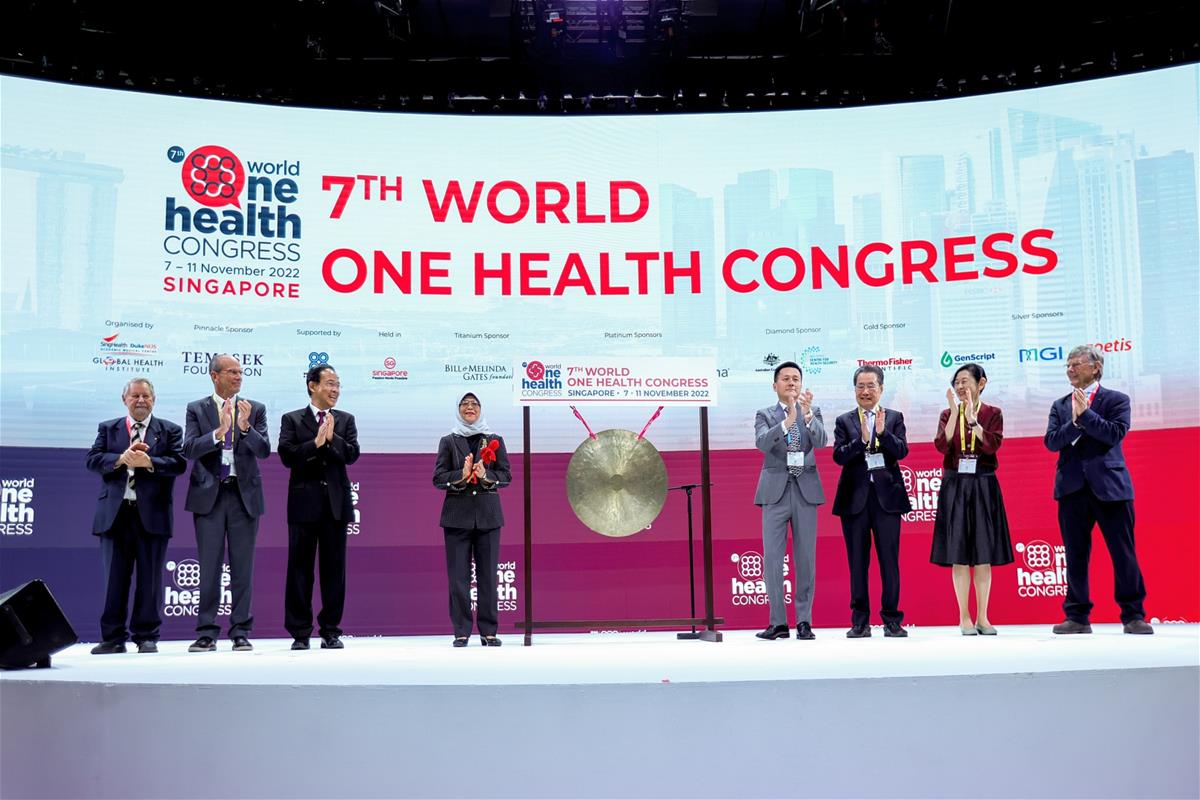 Guest of Honour Mdm Halimah Yacob, President of the Republic of Singapore, striking a gong to mark the start of the 7th World One Health Congress