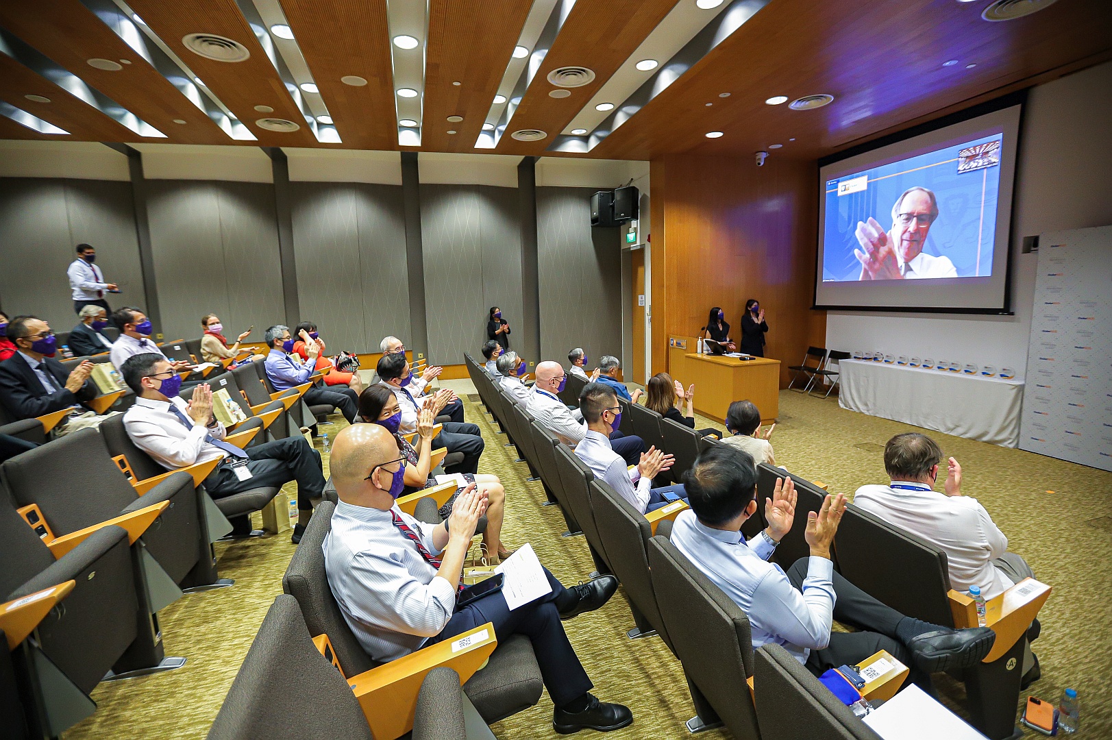 Duke-NUS Dean Professor Thomas Coffman leads the audience in a round of applause