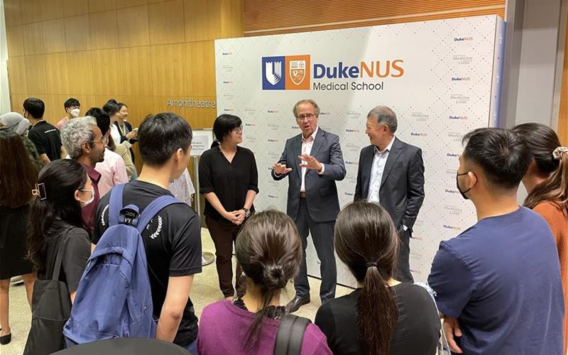 Professor Thomas Coffman (centre left) and Duke-NUS Governing Board Chairman Mr Goh Yew Lin (centre right), who joined the launch of the Health Innovator Programme, talk to students about innovation
