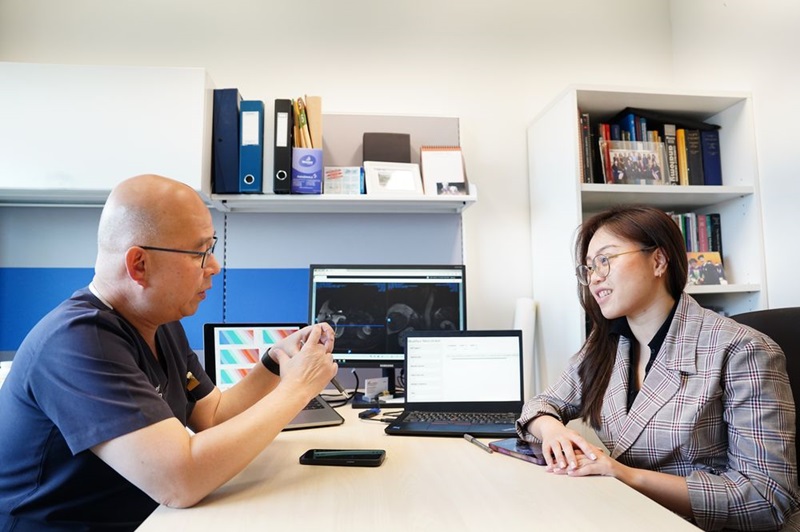 Modified Metroticket calculator developed by Marjorie Hoang (Duke-NUS MD Class of 2023) and her mentor Pierce Chow Prof Pierce Chow (left) and Dr Marjorie Hoang (right) discuss the next steps for their calculator, which they hope will change clinical practice and bring clarity for patients with intermediate-stage liver cancer/