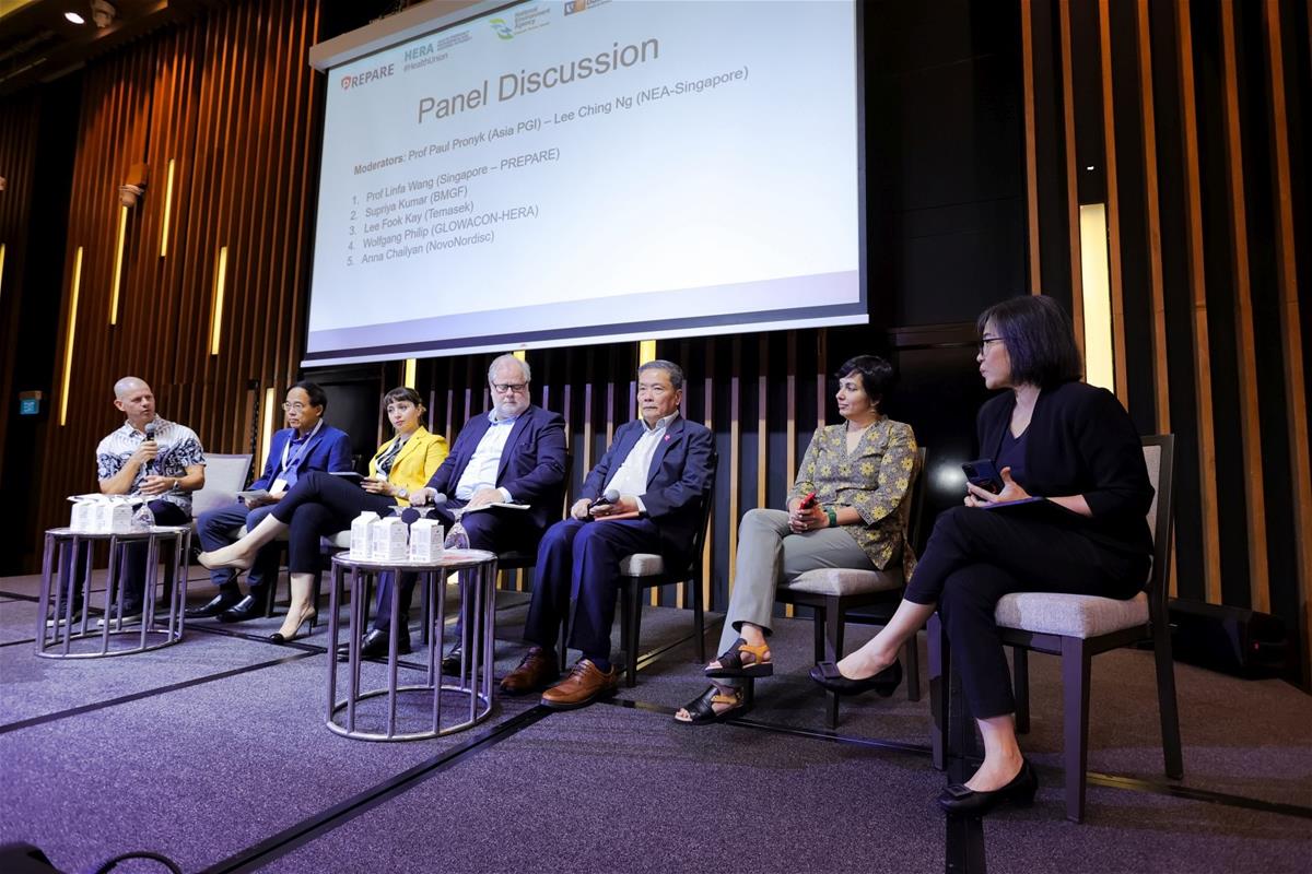 Professor Paul Pronyk from Duke-NUS (left) and Associate Professor Ng Lee Ching from NEA (right) co-moderate an expert panel on the last day of the workshop discussing scale and sustainability in wastewater management. Among the panelists were Professor Wang Linfa from PREPARE (second left) and Dr Wolfgang Philipp from HERA (centre)  