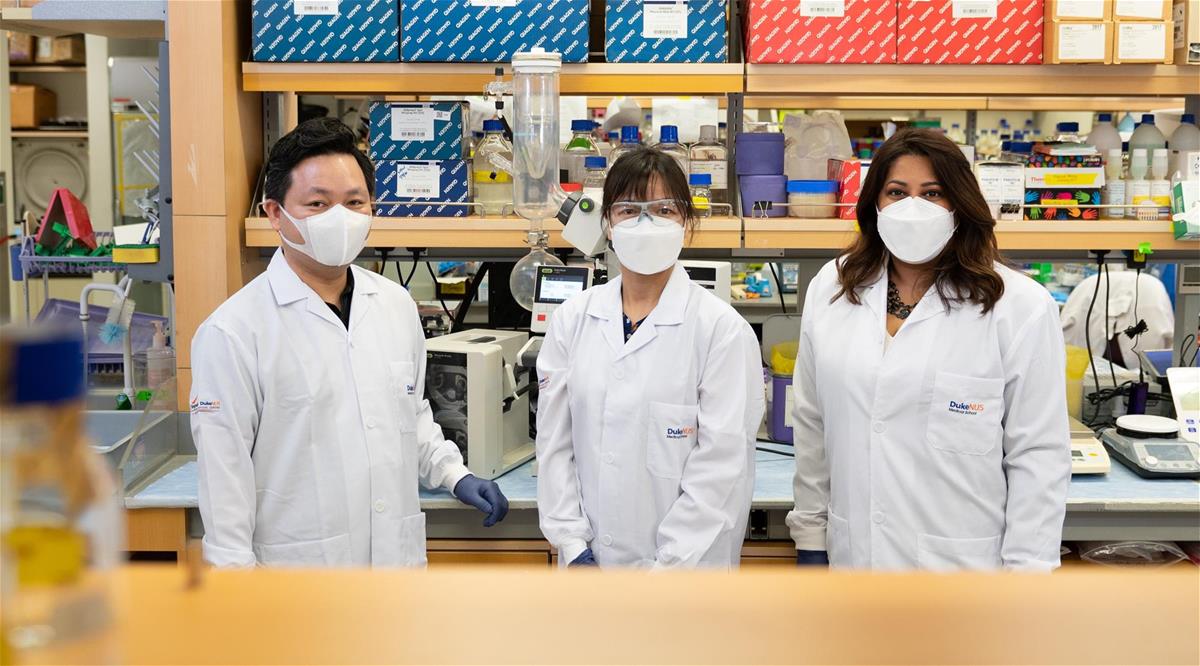 Duke-NUS partners Xylonix to optimise liposome formulations for Xylonix’ 010DS-Zn cancer drug. From left: Xylonix’s Chief Science Officer Dr Jinhyuk Chung, Dr Chaw Su Yin, Research Fellow at Duke-NUS, and Duke-NUS’ Asst Prof Ann-Marie Chacko.