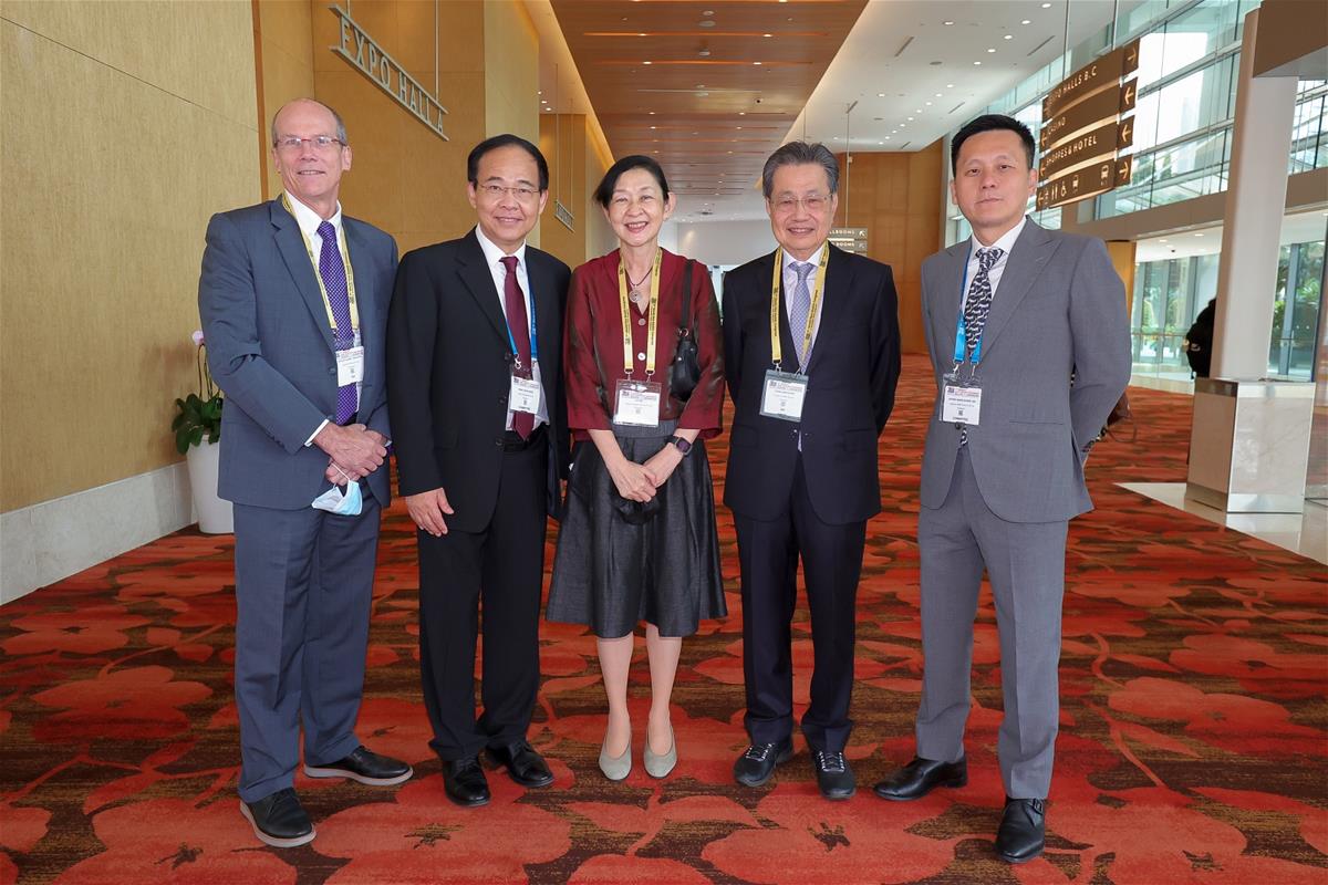 Prof Ab Osterhaus, Prof Wang Linfa, SingHealth Group CEO Prof Ivy Ng, SingHealth Chairman Mr Cheung Wai Keung, Assoc Prof Tan Hiang Khoon