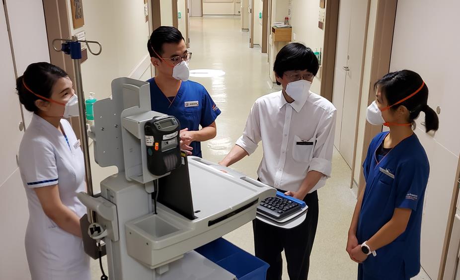Prof Tan mentoring his team