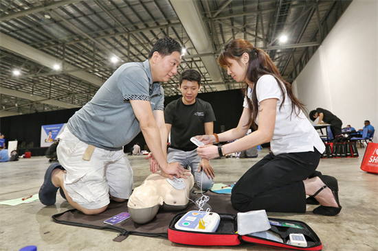 A bystander starts CPR (ST) With time being the enemy, the best chance a cardiac arrest victim has to survive is if someone who has witnessed the event - a ''bystander'' - starts cardiopulmonary resuscitation and uses an automated external defibrillator, says the writer.