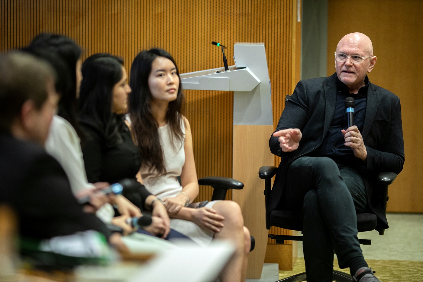 Prof Compton and Prof Laskowitz facilitate the panel, ‘Research Experience at Duke’, comprising Mr Lim Hoe King, Ms Chen Cheng Qi, Ms Pal Vipul Shah, and Ms Jennifer Teo Jiaying.