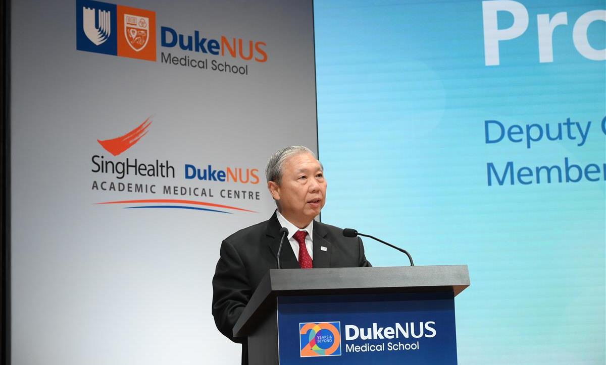 Prof Fong Kok Yong leads the new Class in reciting the Hippocratic Oath