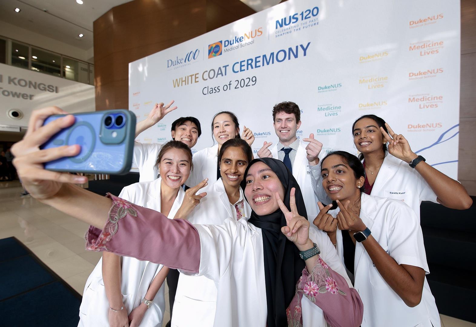 Aspiring doctors from Duke-NUS’ Class of 2029 celebrate the beginning of their healthcare journey (Credit-Duke-NUS Medical School) 1