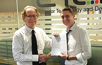 Duke-NUS Dean, Thomas Coffman congratulates Brian O’Dwyer, CognaLearn’s Commercial Founder and Executive Chairman